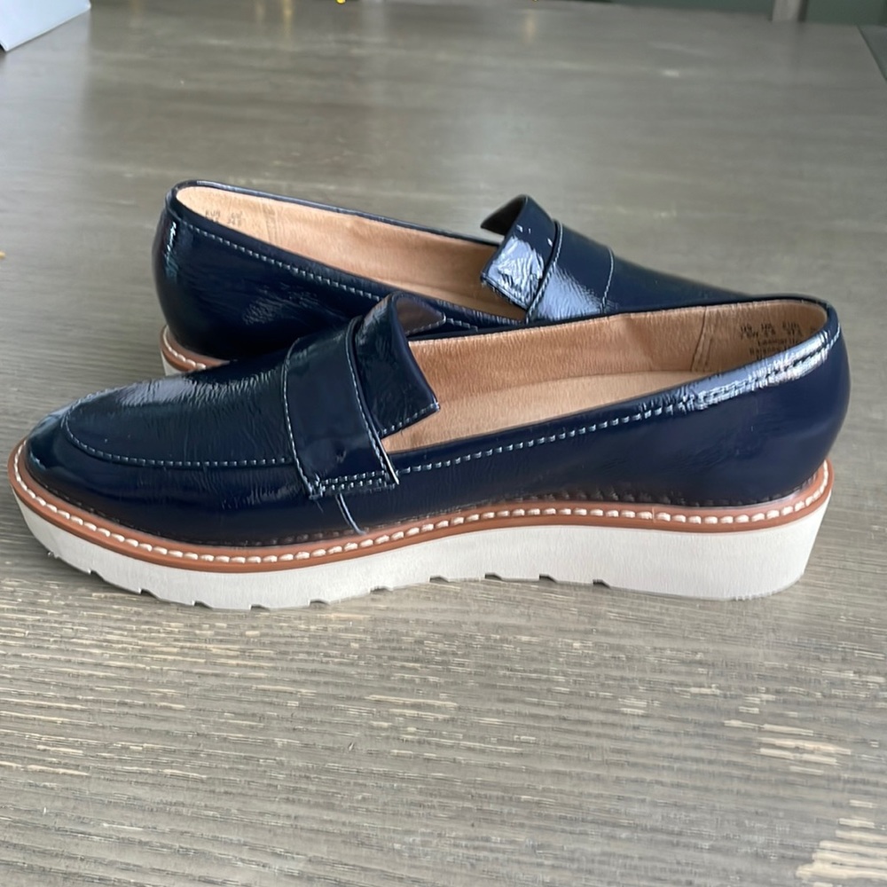 Naturalizer navy blue loafers. New, without box size 7.5.